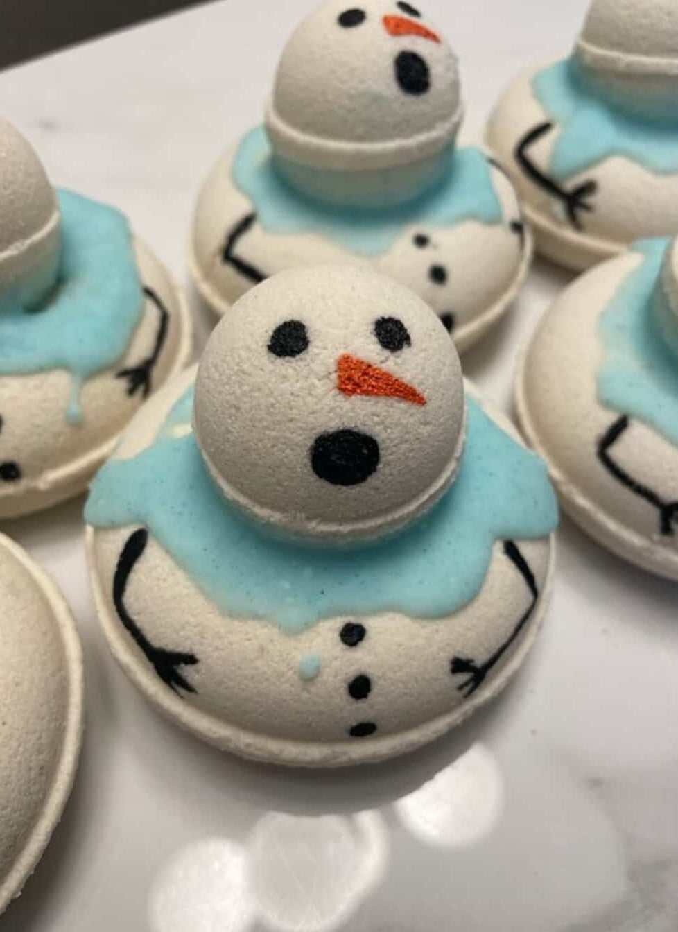 HOLIDAY MELTING SNOW MAN FOAMING BATH BOMB