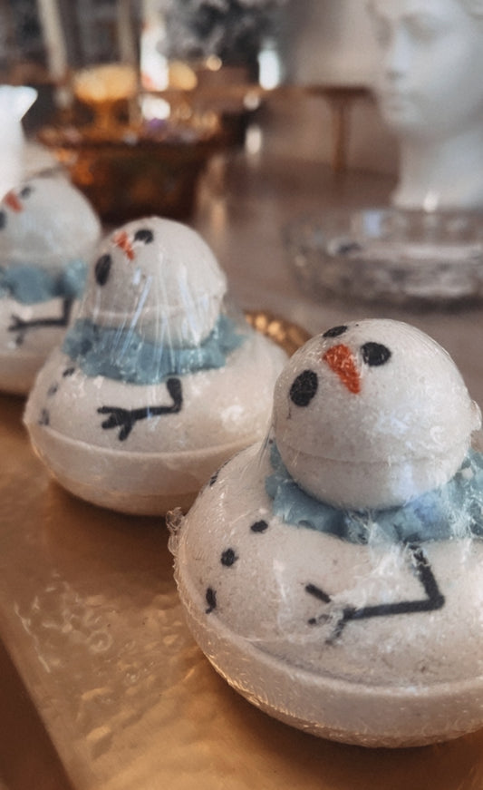HOLIDAY MELTING SNOW MAN FOAMING BATH BOMB