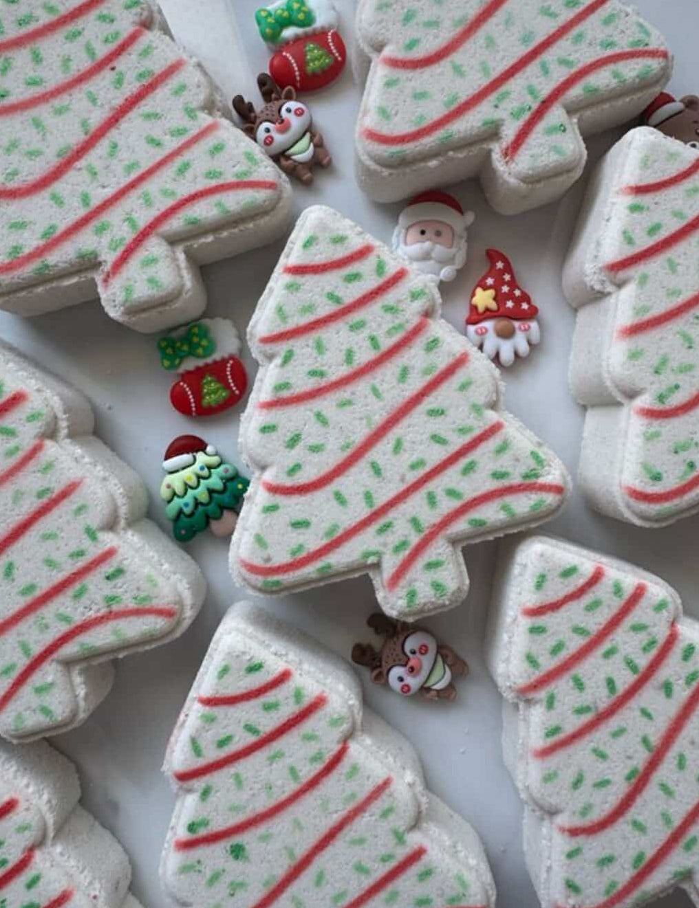 WHITE CHRISTMAS TREE CAKE BATH BOMB W/ TOY